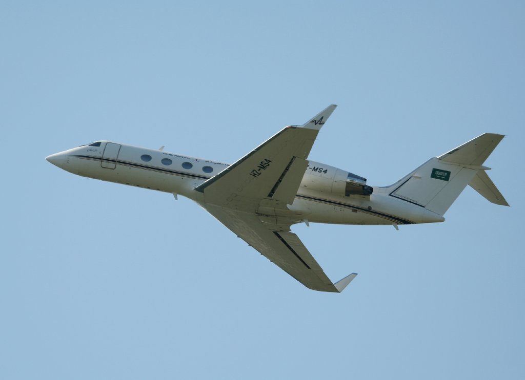 Saudi Aeromedical Evacuation Gulfstream IVSP HZ-MS4 beim Start in Berlin-Tegel am 06.07.2011