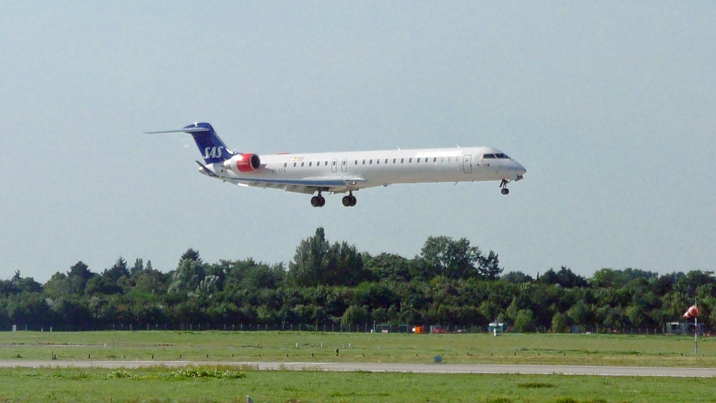 Scandinavian Airlines OY-KFA, Canadair Regional Jet CRJ-900ER, in DUS am 6.9.10
