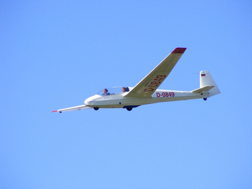 Schleicher ASK-13 D-0849 vom Luftsportverein Gera im Endanflug am 17.5.2012 in Gera (EDAJ)