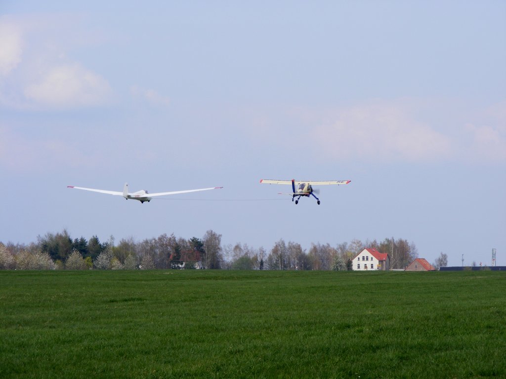 Schleppzug PZL 104 Wilga 35 D-EWRE mit ASK 13 D-0849 gestartet in Gera EDAJ am 16.4.2011
