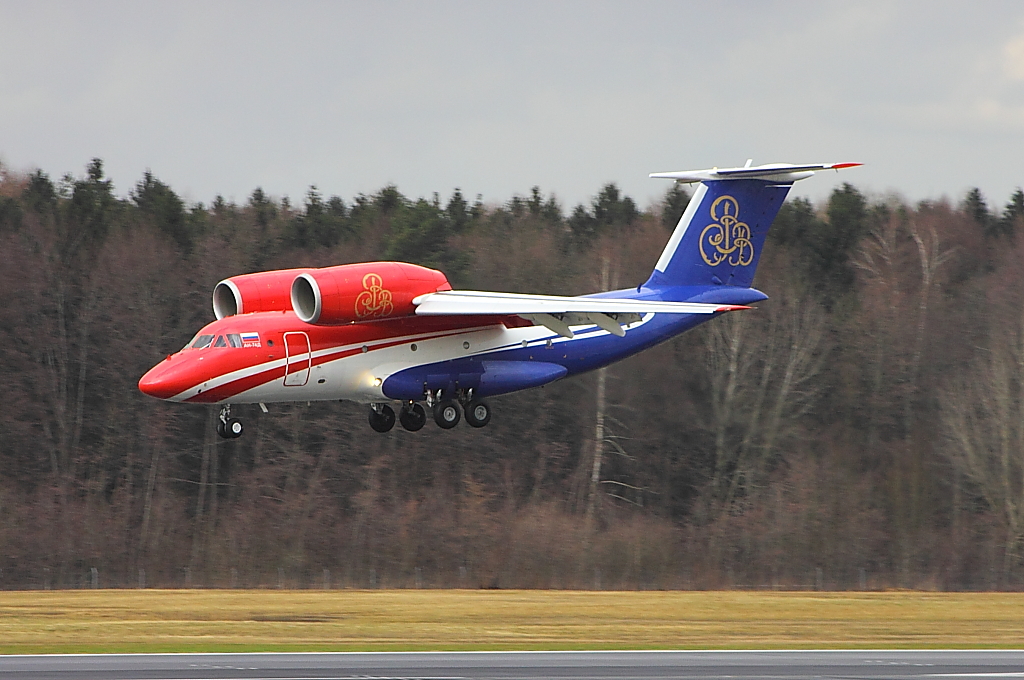 Seltener Gast in Friedrichshafen, eine An 74 beim Landeanflug auf runway 24
(03.02.2013)