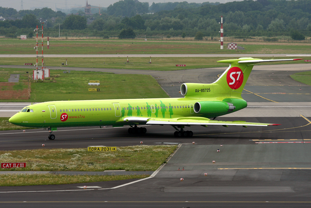 Sibir / S7 Tu-154M RA-85725 verlsst die 23L in DUS / EDDL / Dsseldorf am 13.07.2008 