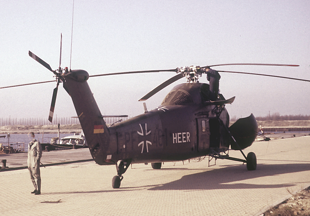 Sikorsky H-34 G-III der Heeresflieger, PF+461, beim Einsatz im Marinehafen Wilhelmshaven - 1965 - Scan v. Kleinbilddia