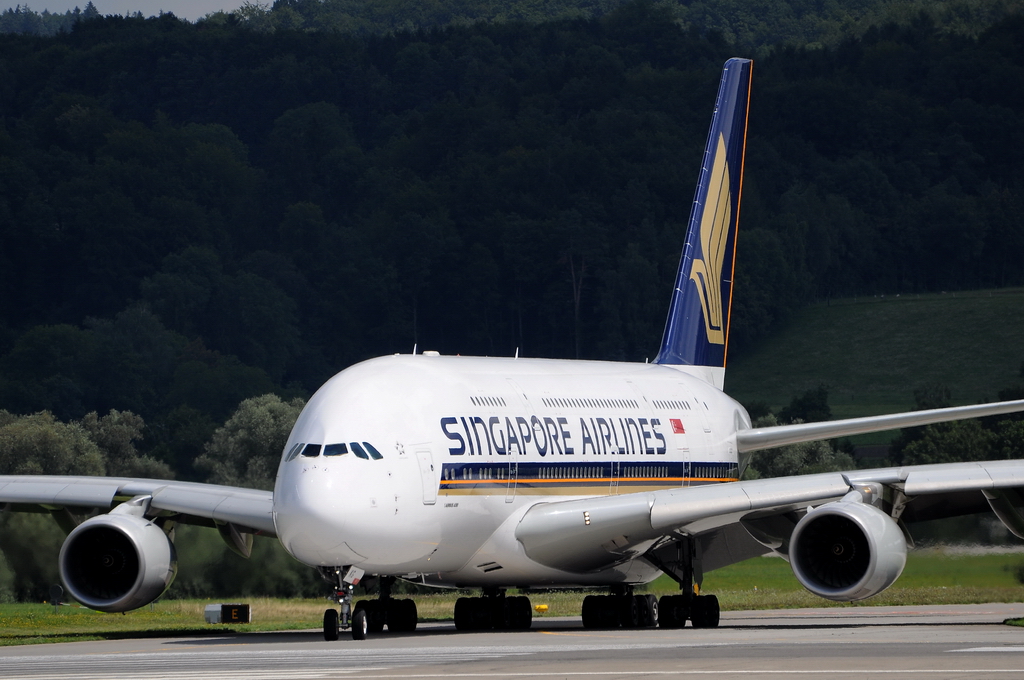 Singapore Airlines, 9V-SKG, Airbus A380-841. In der Teleaufnahme wirkt der Riesenairbus noch gewaltiger. Kurz vor dem Start am 6.8.2010.
