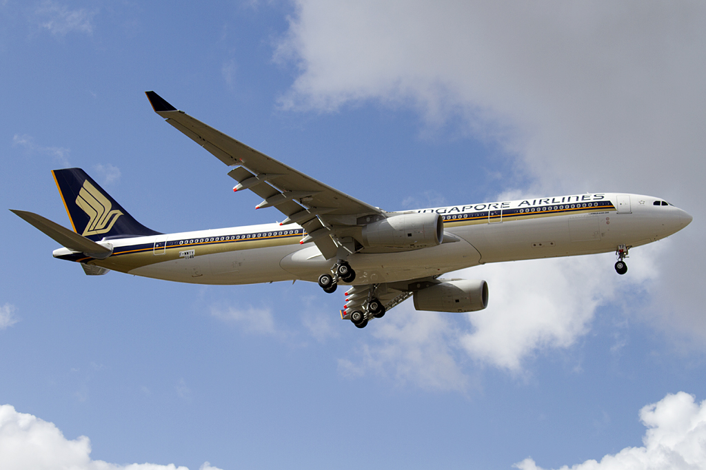 Singapore Airlines, F-WWYV (later Reg. 9V-STP), Airbus, A330-343X, 09.09.2010, TLS, Toulouse, France 



