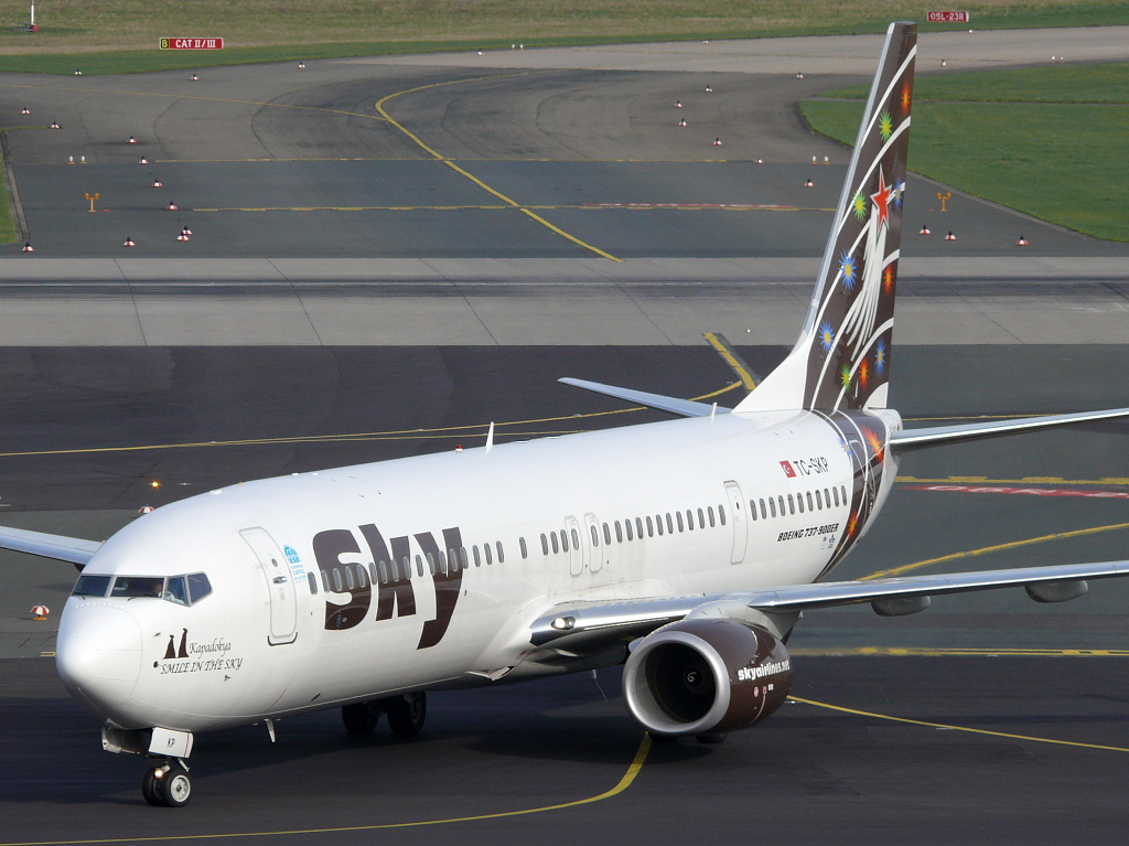 Sky   Smile In The Sky  ; TC-SKP; Boeing 737-900. Flughafen Dseldorf. 02.04.2010.