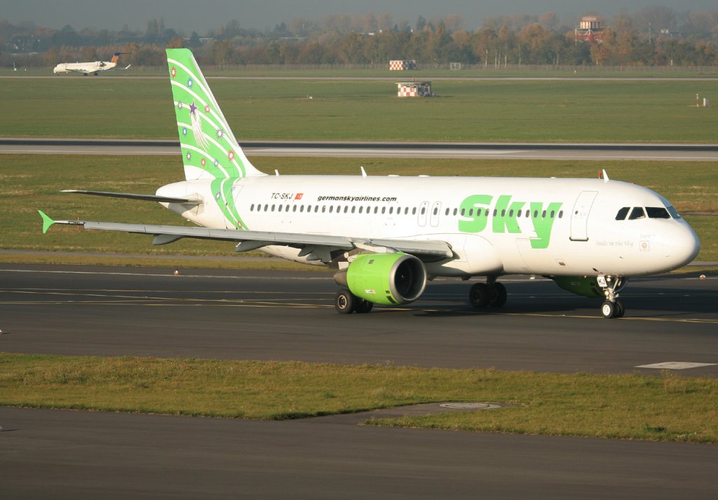 Sky Airlines A 320-211 TC-SKJ auf dem Weg zum Start in Dsseldorf am 31.10.2011