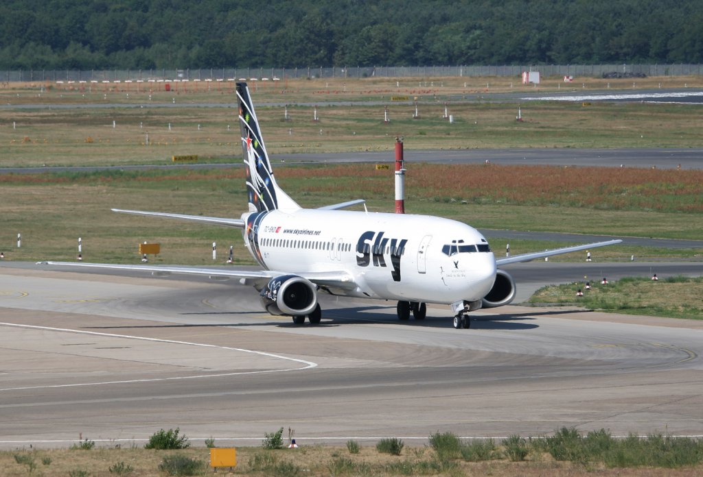 Sky Airlines B 737-4Q8 TC-SKD bei der Ankunft in Berlin-Tegel am 31.07.2010