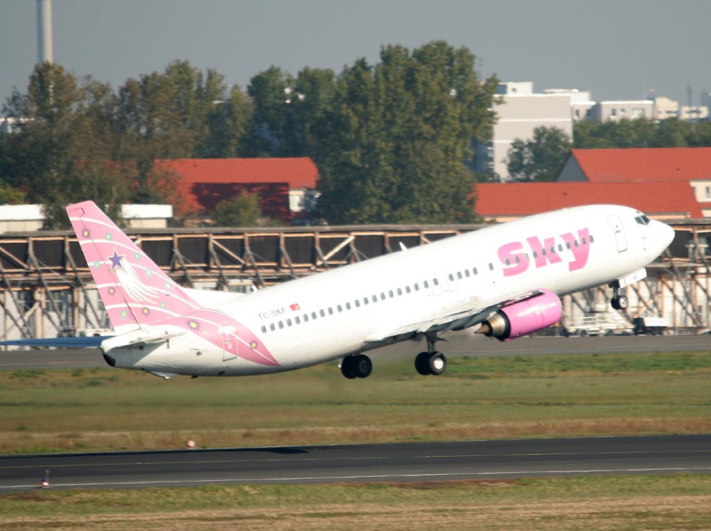 Sky Airlines B 737-4Q8 TC-SKF beim Start in Berlin-Tegel am 25.09.2011