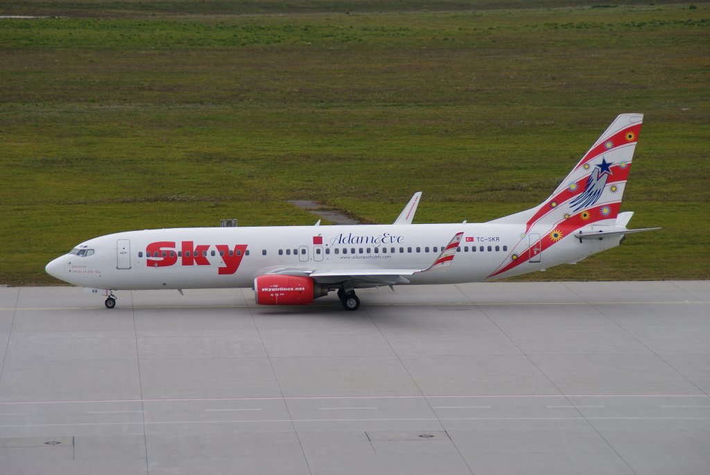 Sky Airlines, Boeing 737-800WL, Kennung: TC-SKR rollt zur Startbahn auf dem Flughafen Leipzig am 30.10.2010