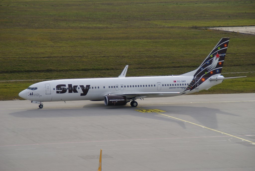 Sky Airlines, Boeing 737-900ER WL, Kennung: TC-SKP nach der Landung auf dem Flughafen Leipzig am 30.10.2010
