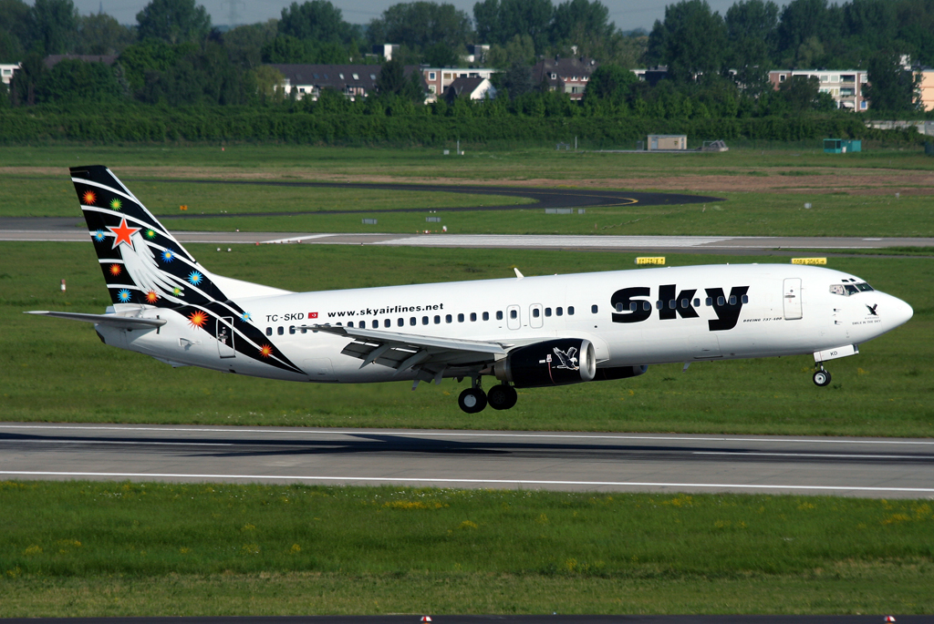 Sky B737-400 TC-SKD kurz vor der Landung auf der 05R in DUS / EDDL / Dsseldorf am 11.05.2008