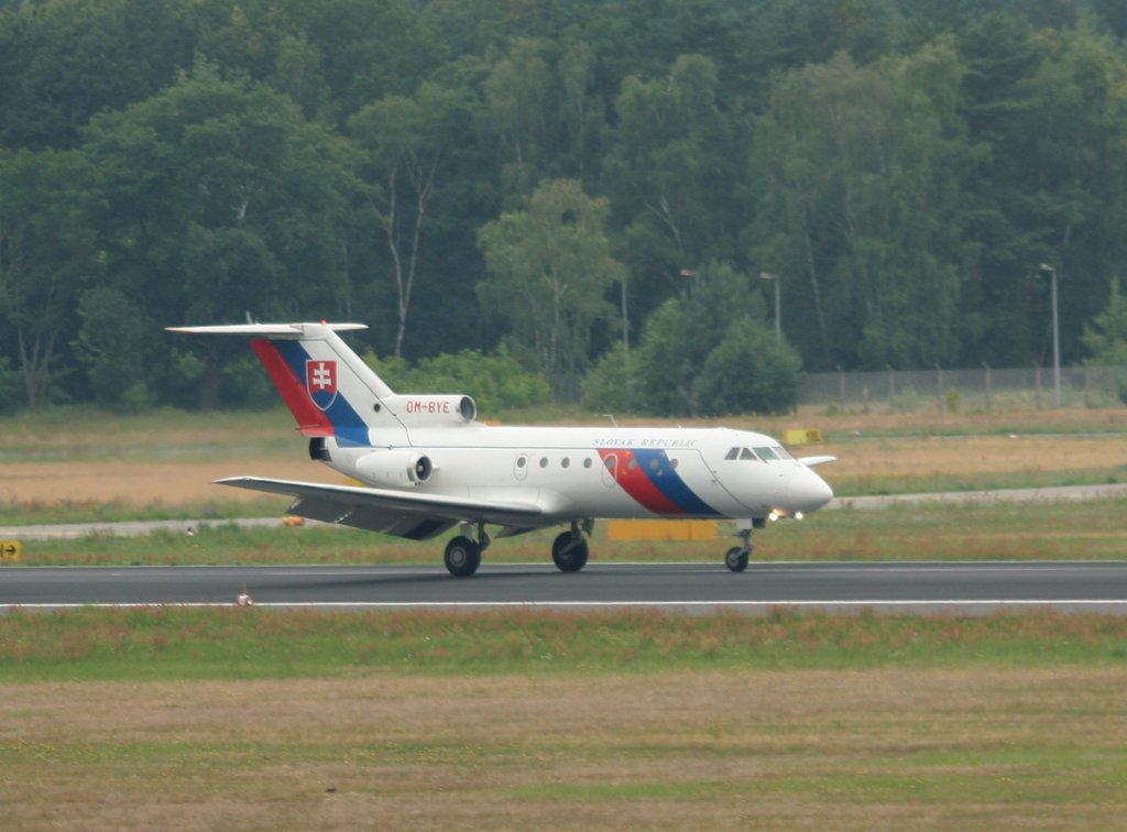 Slovak Goverment Flying Service Yak-40 OM-BYE nach der Landung in Berlin-Tegel am 03.07.2012