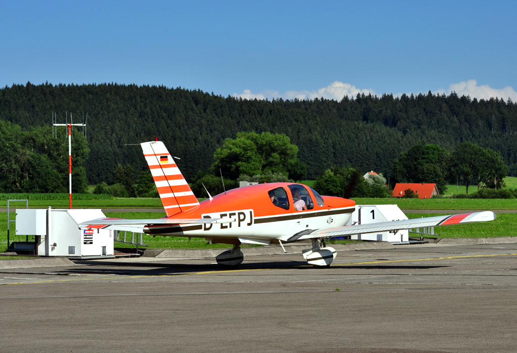 Socata TB-9 Tampico, D-EFPJ an der Tankstelle vom Flugplatz Leutkirch/Allgu - 16.07.2011
