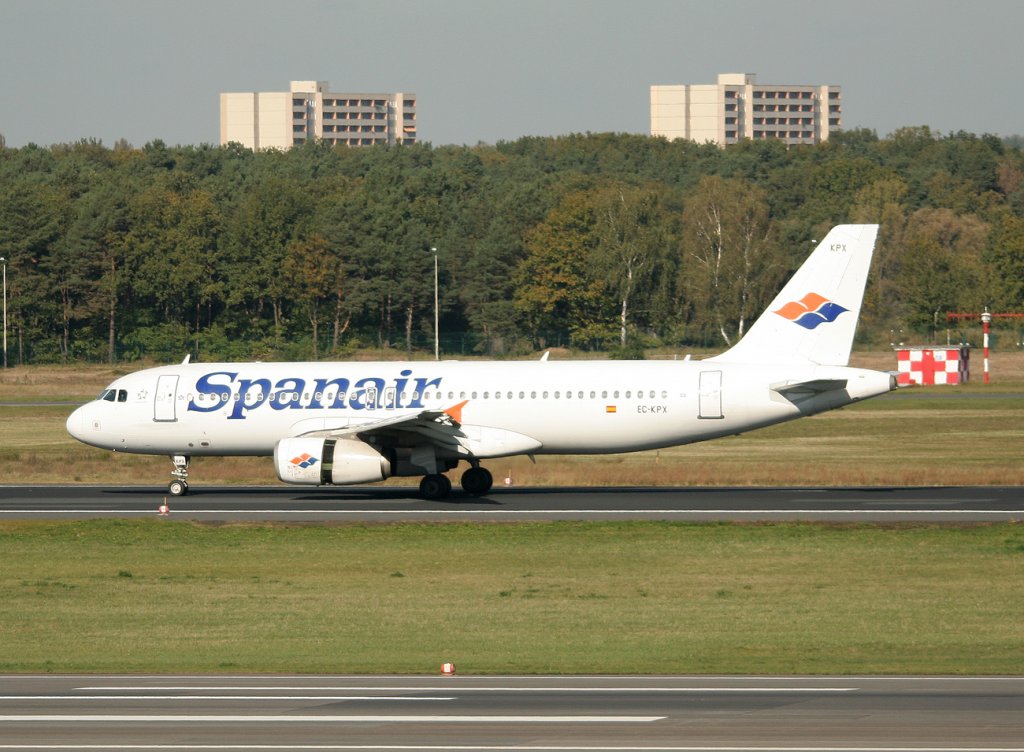 Spanair A 320-232 EC-KPX nach der Landung in Berlin-Tegel am 15.10.2011