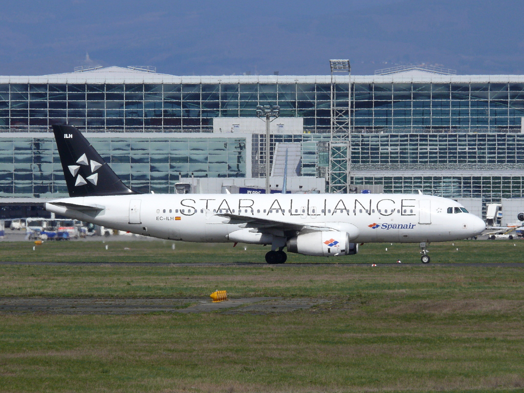 Spanair  Star Alliance ; EC-ILH; Airbus A320-232. Flughafen Frankfurt/Main. 09.04.2010.
