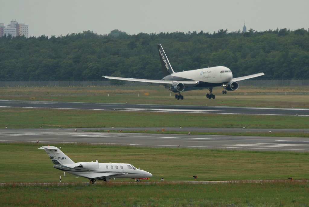 Star Air B 767-204(BDSF) OY-SRH bei der Landung in Berlin-Tegel am 03.07.2012. Die Triple Apha Cessna 525 Citation CJ 1 D-IRMA mute warten.