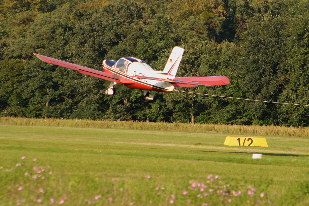 Start eines Schleppflugzeugs am 18.09.10 beim Flugplatzfest in Karlsruhe-Forchheim