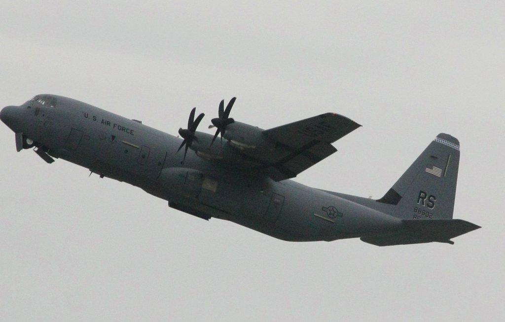 Start einer Lockheed C-130 Hercules am Mittwoch, den 2. Juni 2010 auf dem Stuttgarter Flughafen