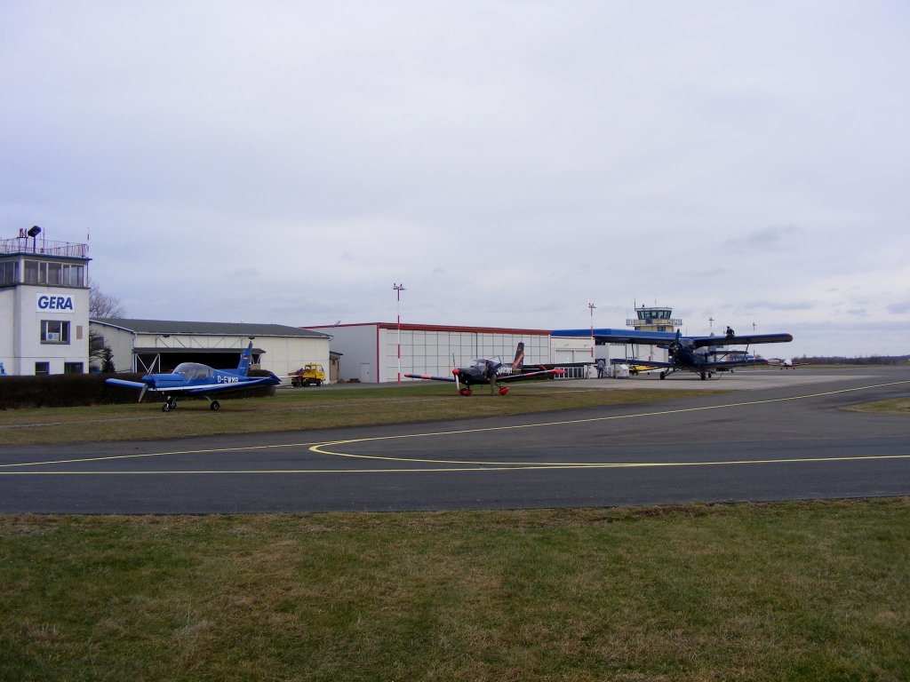 Startvorbereitungen frs Silvesterfliegen auf dem Flugplatz Gera (EDAJ).Zu sehen die Zlin 42 D-EWMR,die Zlin 43 D-EWFB und die AN 2 D-FOJB.