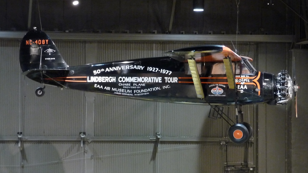 Stinson SM-8A “Junior” von 1932 im EAA Museum Oshkosh, WI (3.12.10). Zu Das Begleitflugzeug zur 50-jhrigen Jubilumstour der  Spirit of St. Louis  1977, N408Y, wurde  Spirit of EAA  genannt. So wie sie 1977 der  Spirit of St. Louis  hinterher flog, hngt sie auch im Museum hinter ihr.