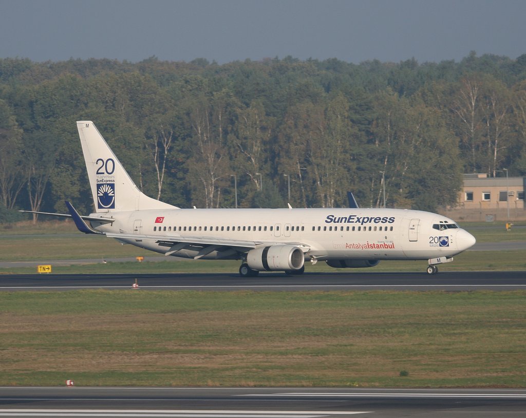 SunExpress B 737-85F TC-SUM nach der Landung in Berlin-Tegel am 10.10.2010