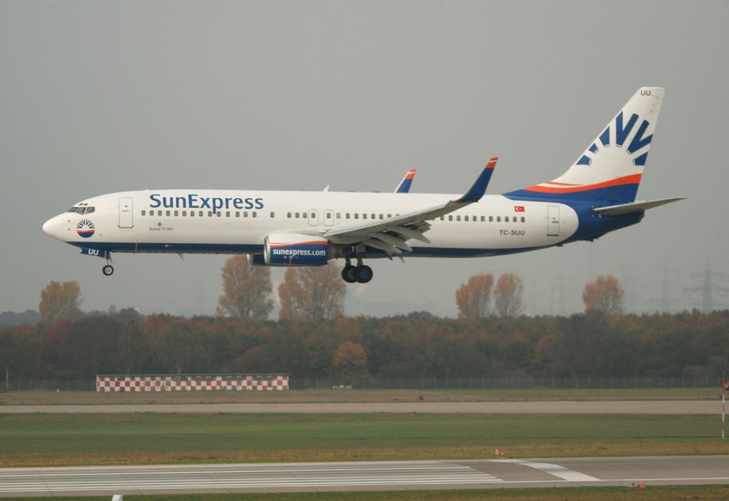 SunExpress B 737-86Q TC-SUU kurz vor der Landung in Dsseldorf am 31.10.2011