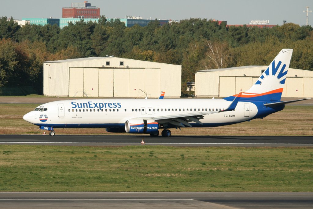 SunExpress B 737-8CX TC-SUH nach der Landung in Berlin-Tegel am 15.10.2011
