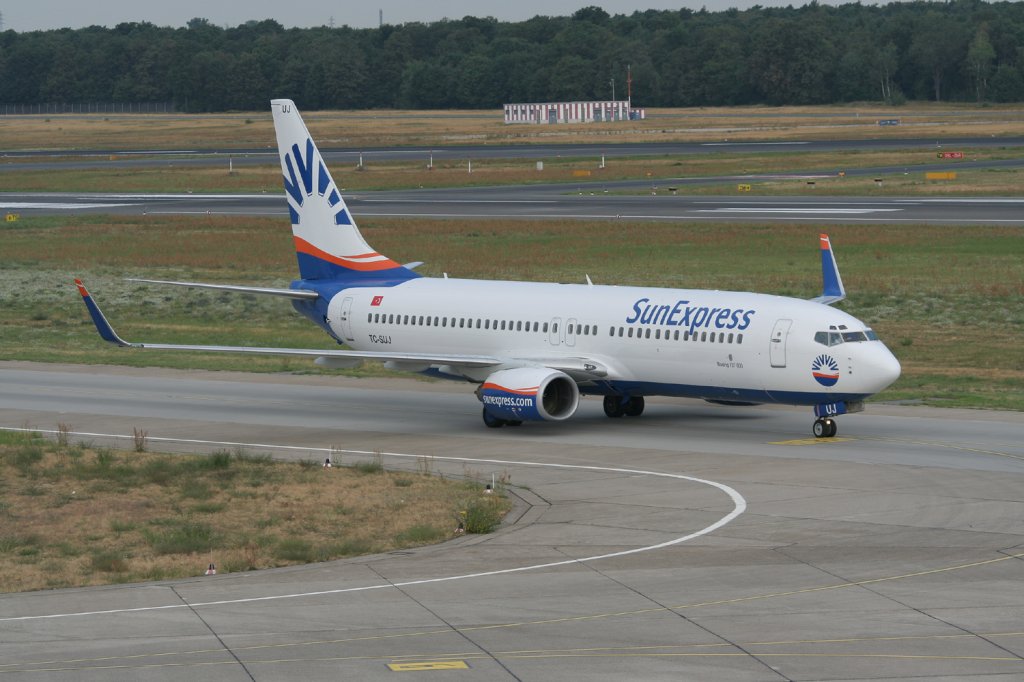 SunExpress B 737-8CX TC-SUJ bei der Ankunft in Berlin-Tegel am 31.07.2010