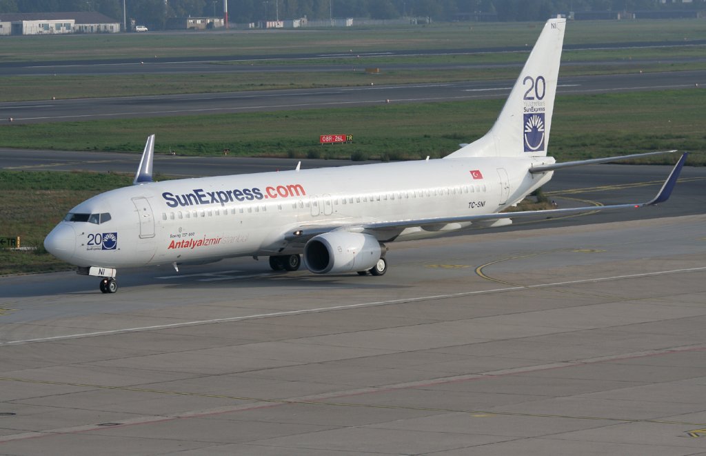 SunExpress B 737-8FH TC-SNI bei der Ankunft in Berlin-Tegel am 03.10.2010