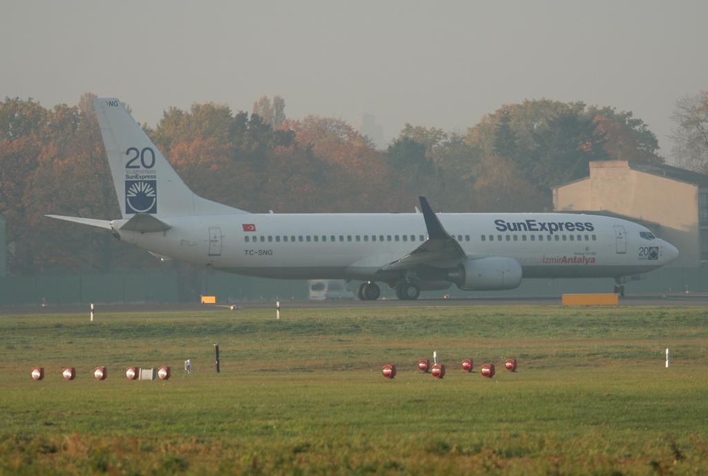 SunExpress B 737-8HC TC-SNG kurz vor dem Start in Berlin-Tegel an einem sehr trben Morgen des 29.10.2011