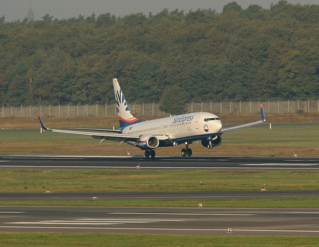 SunExpress B 737-8HC TC-SNO bei der Landung in Berlin-Tegel am 25.09.2011