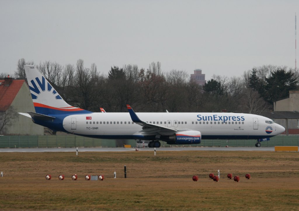 SunExpress B 737-8HC TC-SNR kurz vor dem Start in Berlin-Tegel am 19.02.2012