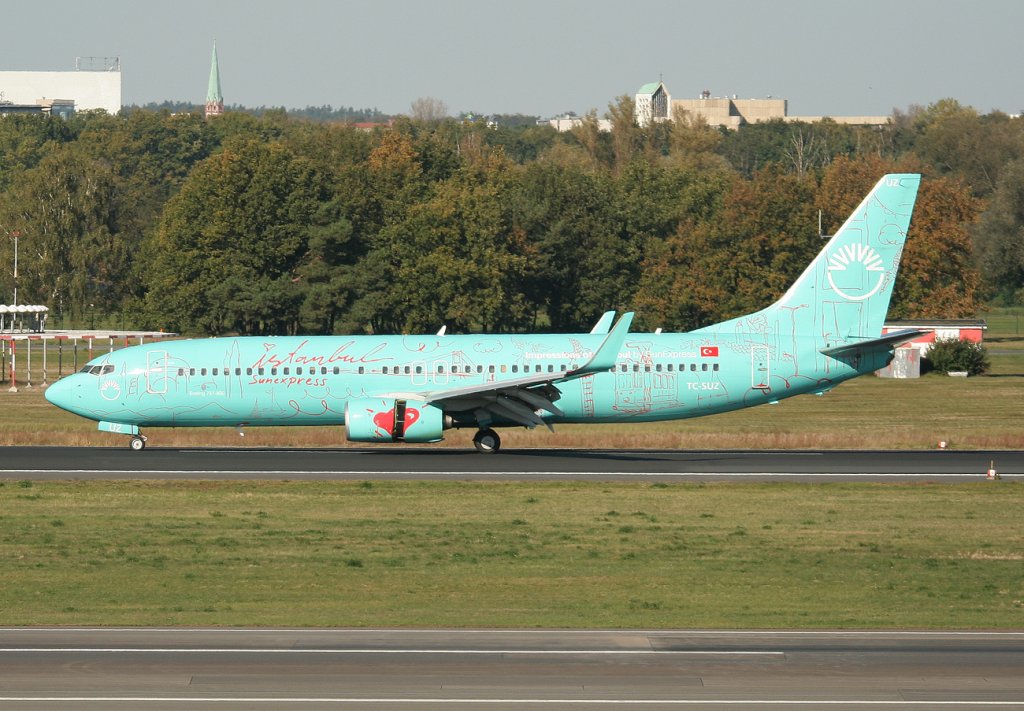 SunExpress B 737-8HX TC-SUZ  Impressions of Istanbul  nach der Landung in Berlin-Tegel am 15.10.2011