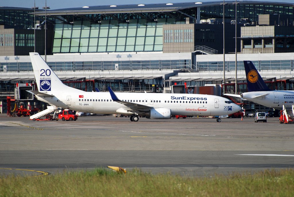 SunExpress Boeing 737-800 TC-SNH bei rollen zum Gate in Hamburg Fuhlsbttel am 30.05.11