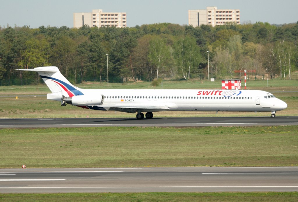 SwiftAir MD 83 EC-KCX nach der Landung in Berlin-Tegel am 28.04.2012
