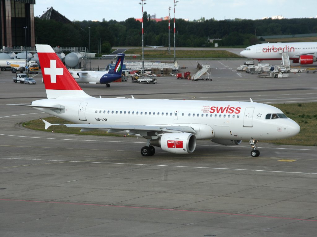 Swiss A 319-112 HB-IPR auf dem Weg zum Start in Berlin-Tegel am 25.06.2011