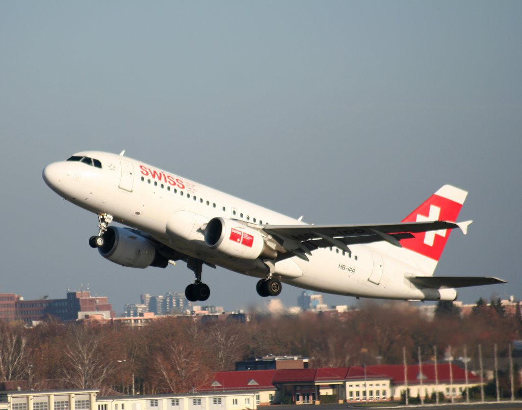 Swiss A 319-112 HB-IPR beim Start in Berlin-Tegel am 21.11.2009