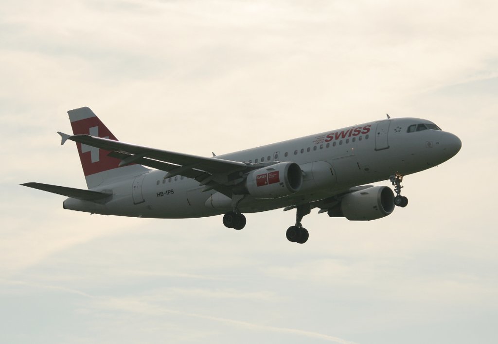 Swiss A 319-112 HB-IPS kurz vor der Landung in Berlin-Tegel am 04.10.2011
