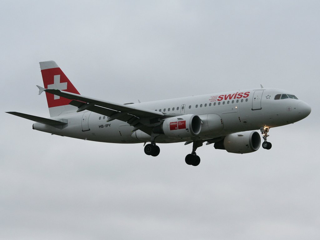 Swiss A 319-112 HB-IPY kurz vor der Landung in Berlin-Tegel am 16.01.2011
