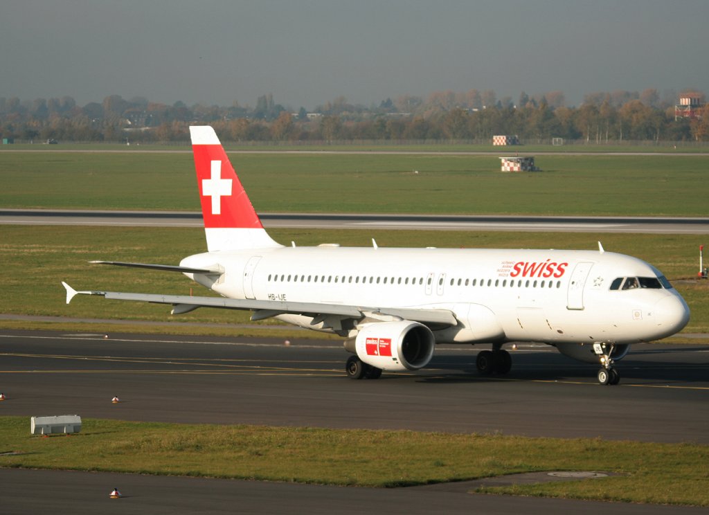 Swiss A 320-214 HB-IJE auf dem Weg zum Start in Dsseldorf am 31.10.2011