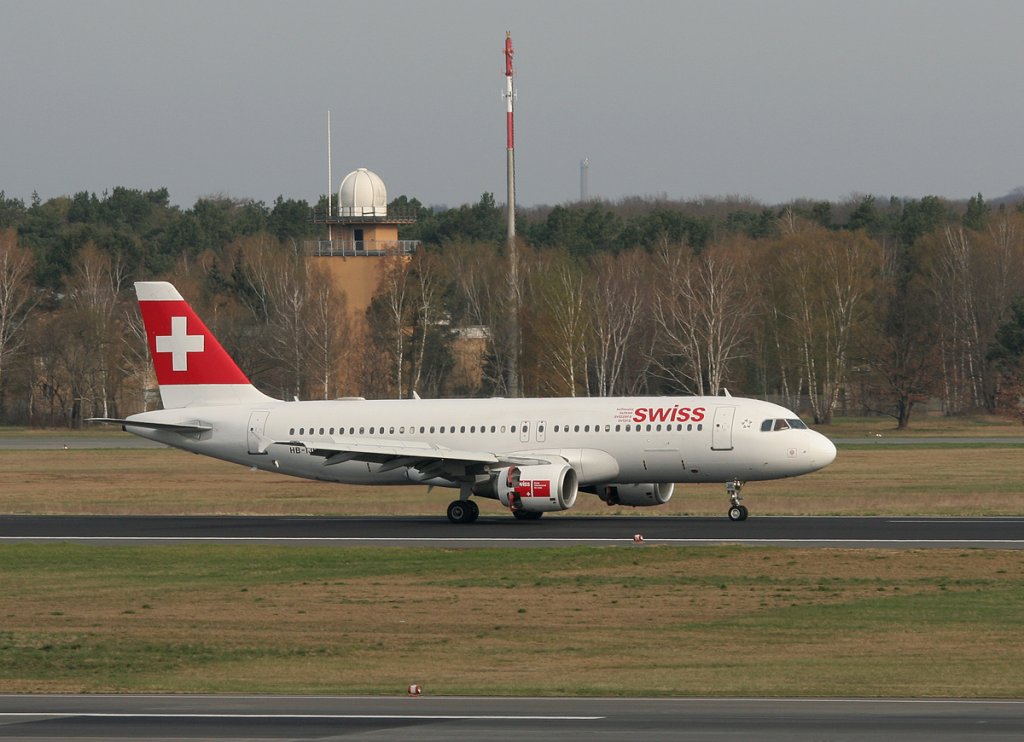Swiss A 320-214 HB-IJE nach der Landung in Berlin-Tegel am 15.04.2012