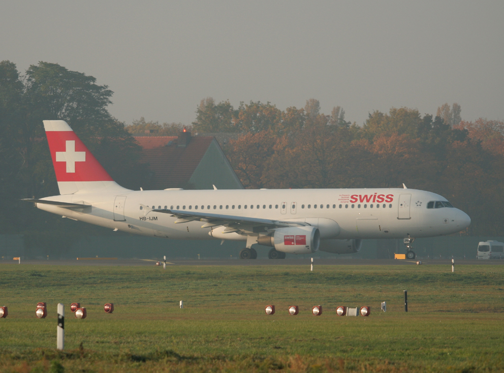 Swiss A 320-214 HB-IJM kurz vor dem Start in Berlin-Tegel an einem sehr trben Morgen des 20.10.2011