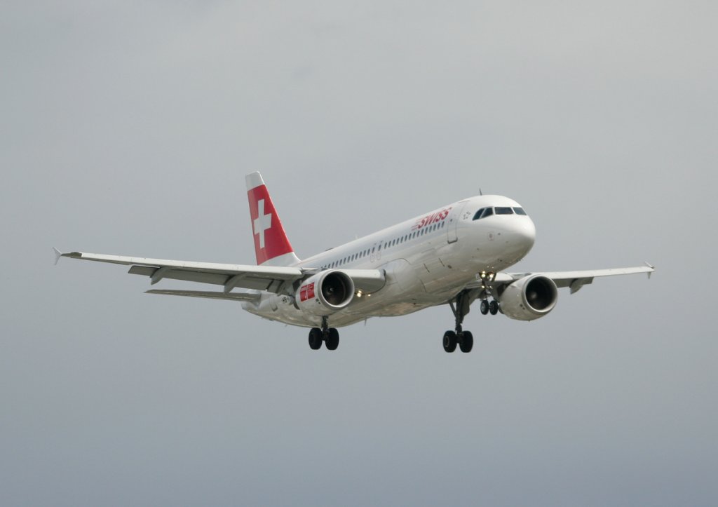Swiss A 320-214 HB-IJQ bei der Landung in Berlin-Tegel am 25.06.2012
