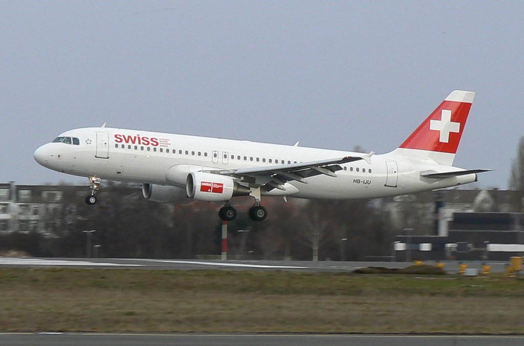 Swiss A 320-214 HB-IJU bei der Landung am frhen Morgen des 27.02.2010 auf dem Flughafen Berlin-Tegel