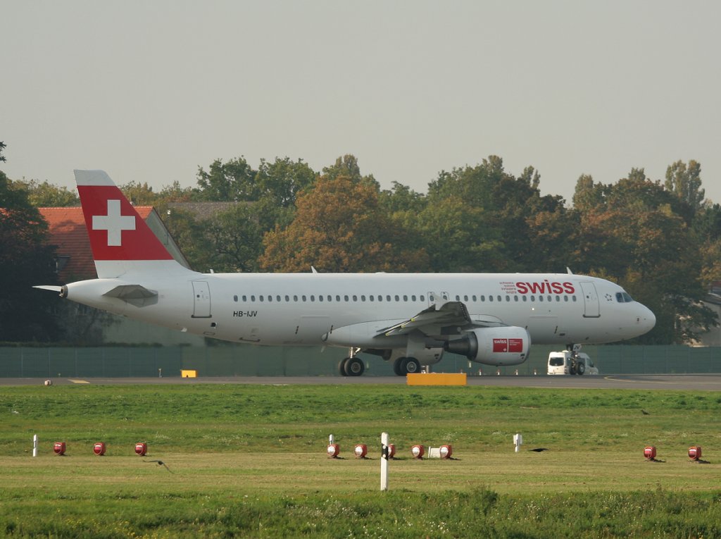 Swiss A 320-214 HB-IJV kurz vor dem Start in Berlin-Tegel am 04.10.2011