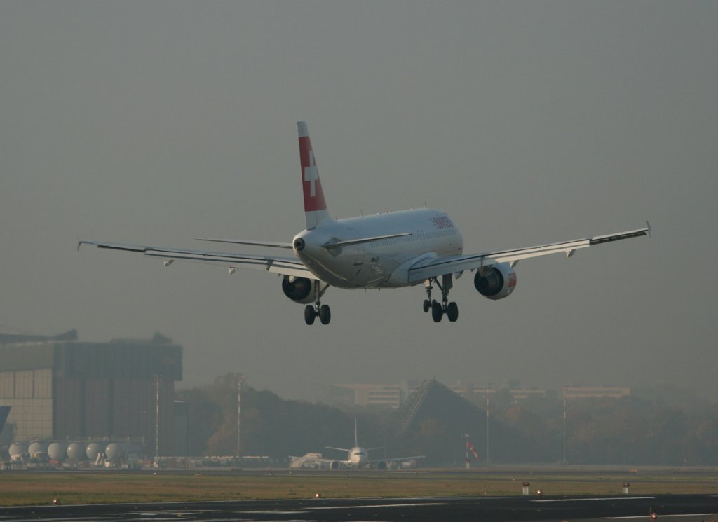 Swiss A 320-214 HB-IJW kurz vor der Landung in Berlin-Tegel am 29.10.2011