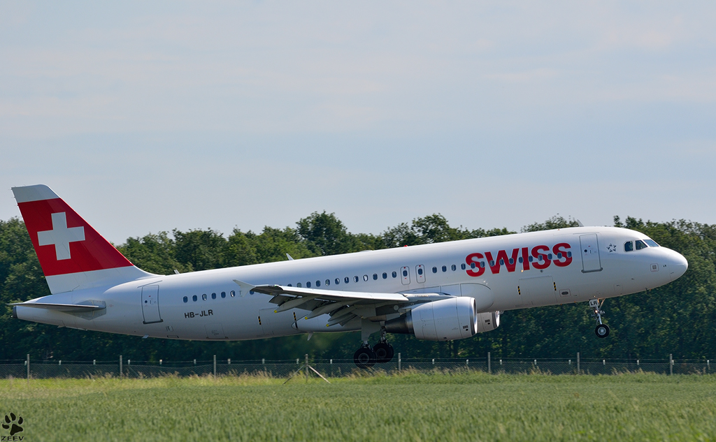 SWISS A320-214 HB-JLR bei Landung an Maribor Flughafen MBX. /4.6.2012
