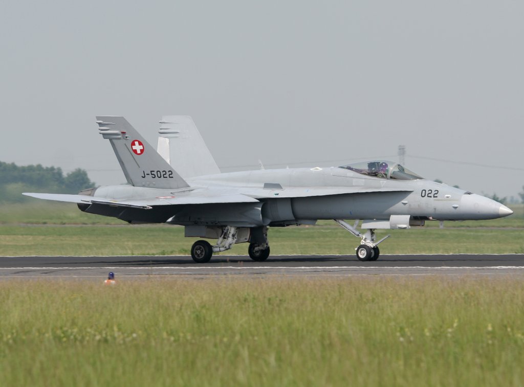 Swiss Air Force F/A-18 Hornet J-5022 nach der Landung auf der ILA in Berlin-Schnefeld am 10.06.2010