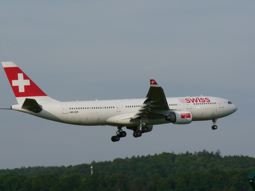 Swiss  Airbus A330-223 vor der Landung in Zrich-Kloten am 25.5.10.